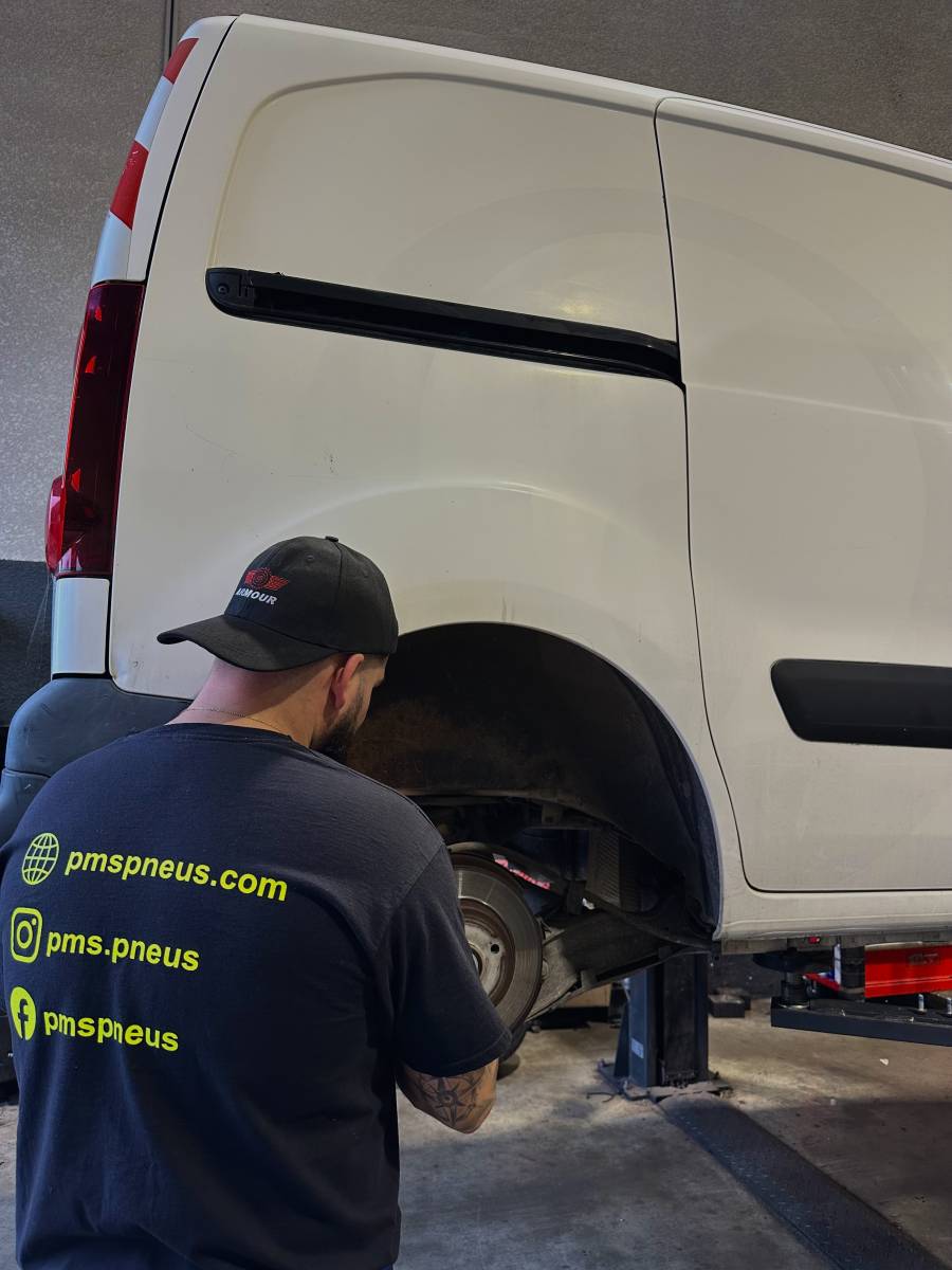 Changement disques et plaquettes de freinages chez PMS